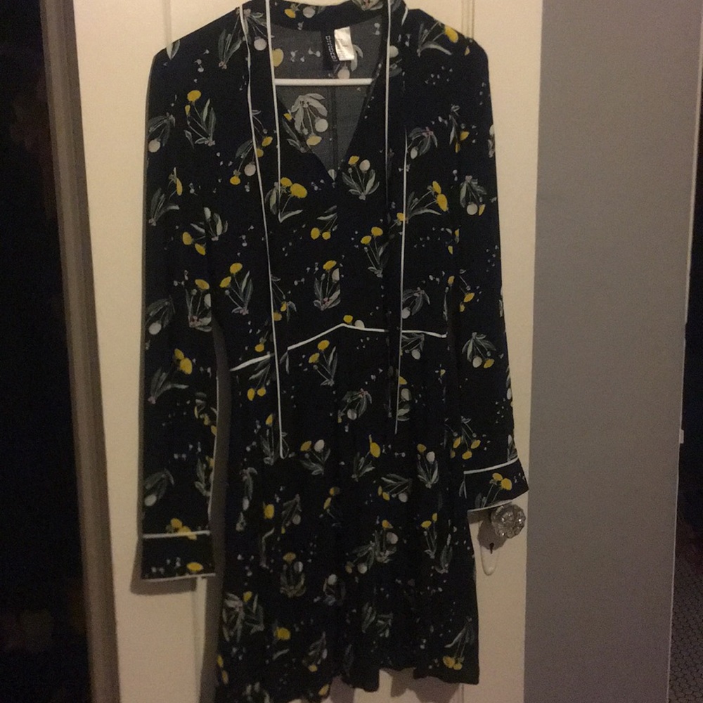 Cute h&m above the knee dress